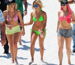 Ashley Benson si Vanessa Hudgens