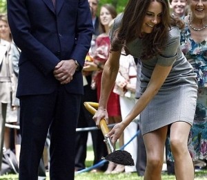 Ducesa planteaza copaci la Rideau Hall, Ottawa