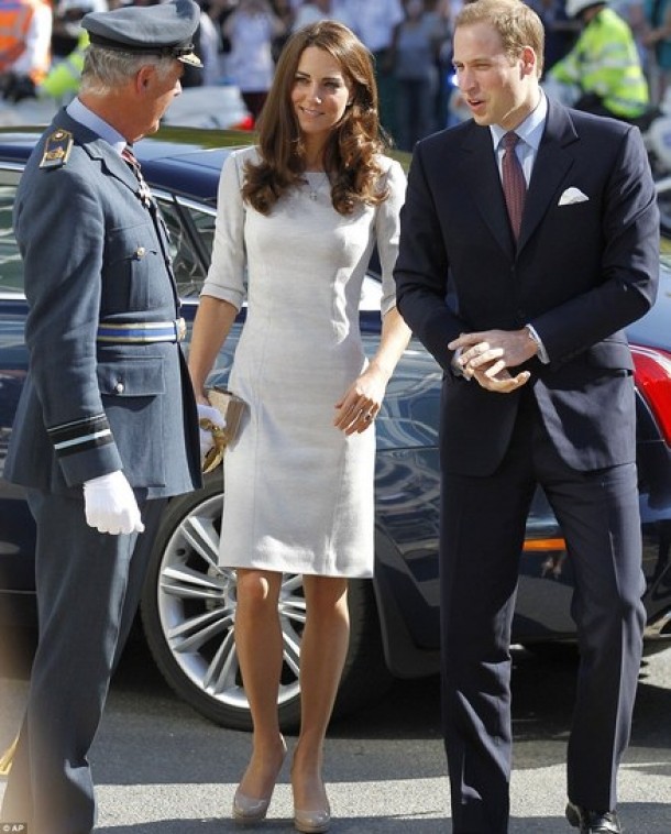 septembrie 2011 - Kate si William la spitalul Royal Mardsendin Sutton
