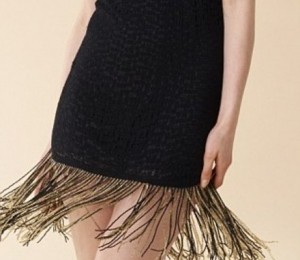 Alungeste picioarele si le da o silueta mai subtire