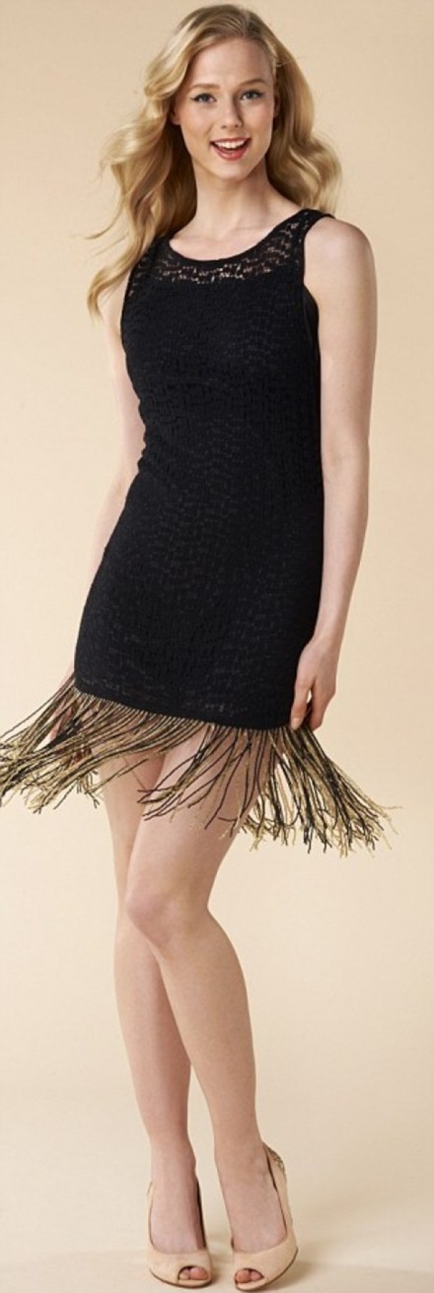 Alungeste picioarele si le da o silueta mai subtire