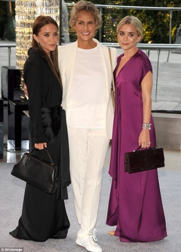 Mary-Kate si Ashley Olsen impreuna cu Lauren Hutton