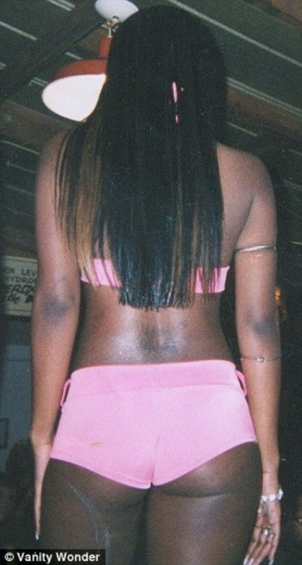 Vanity Wonder, inainte de marirea posteriorului