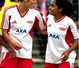 Keira Knightley si Parminder Nagra in Bend It Like Beckham