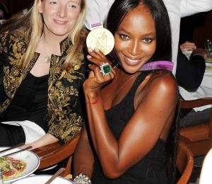 Naomi Campbell si Sarah Burton