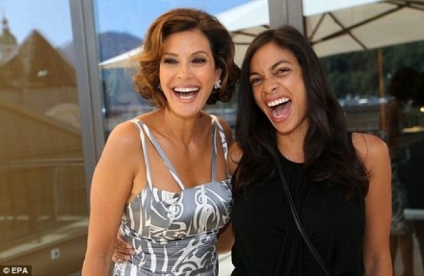 Teri Hatcher si Rosario Dawson