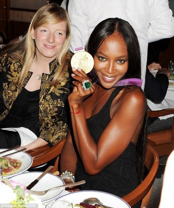 Naomi Campbell si Sarah Burton