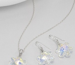 Set din argint si cristale cercei si pandantiv - 216 lei