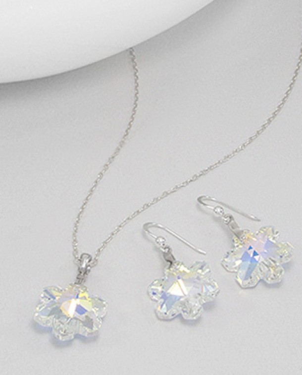 Set din argint si cristale cercei si pandantiv - 216 lei