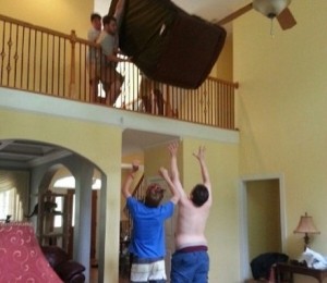 1. Arunci la intamplare o canapea veche/uzata.