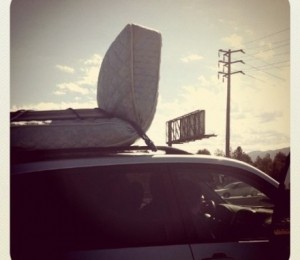 5. Iti legi salteaua de plafonul masinii cu un stalp.