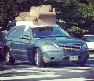 6. Decizi sa nu legi deloc canapeaua de plafonul masinii.