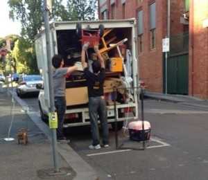 7. Incarci masina sau camionul pana la refuz cu bagaje si obiecte.