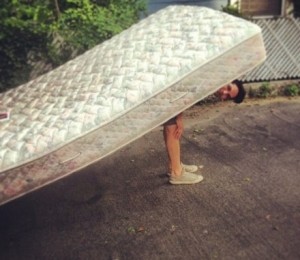 10. Pretinzi ca esti Superman si iti fortezi corpul prea mult.