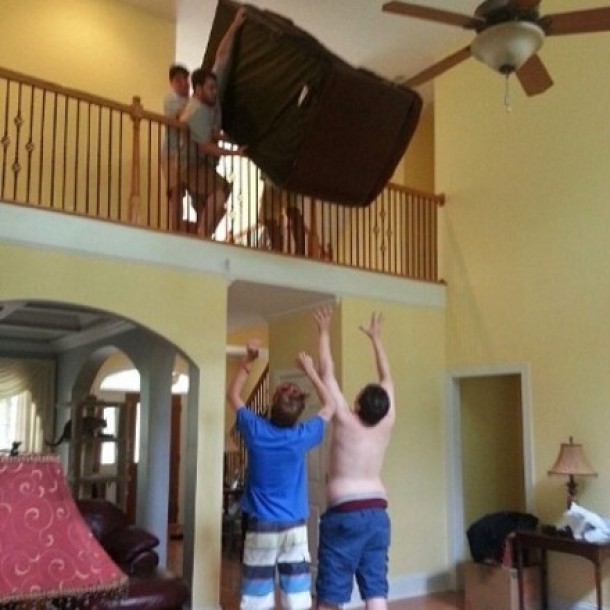 1. Arunci la intamplare o canapea veche/uzata.