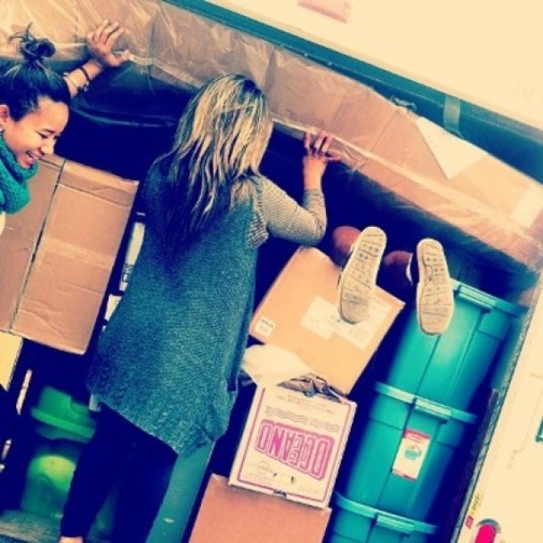 4. Iti uiti soferul - care te ajuta sa te muti - in maldarul de bagaje.