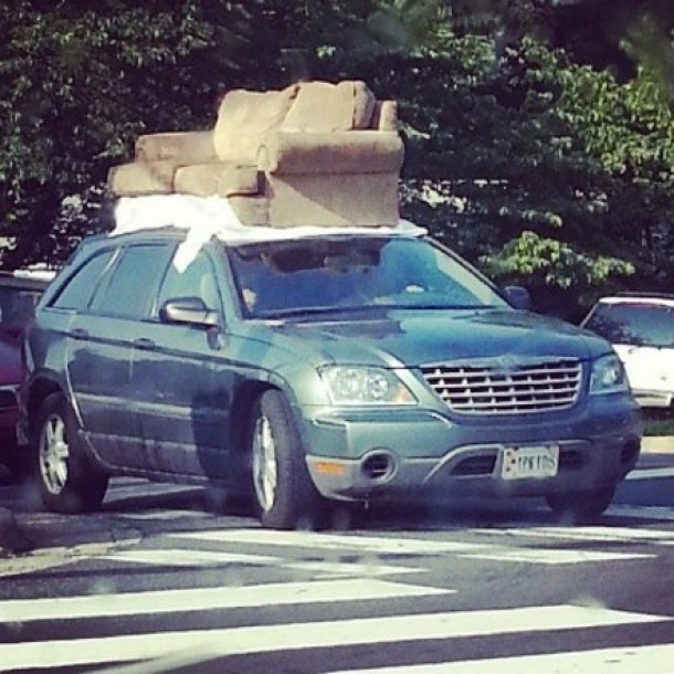 6. Decizi sa nu legi deloc canapeaua de plafonul masinii.