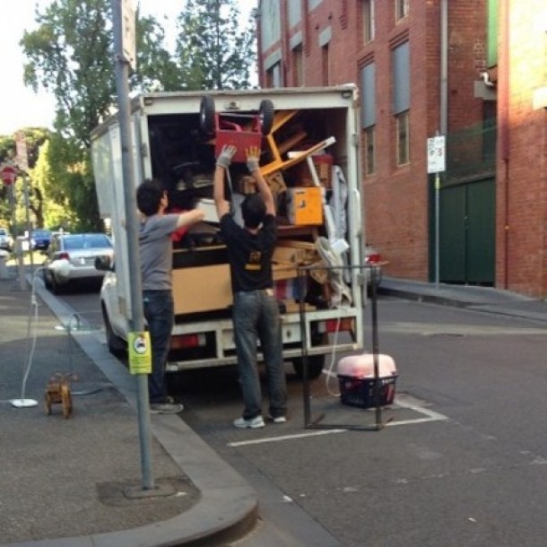 7. Incarci masina sau camionul pana la refuz cu bagaje si obiecte.