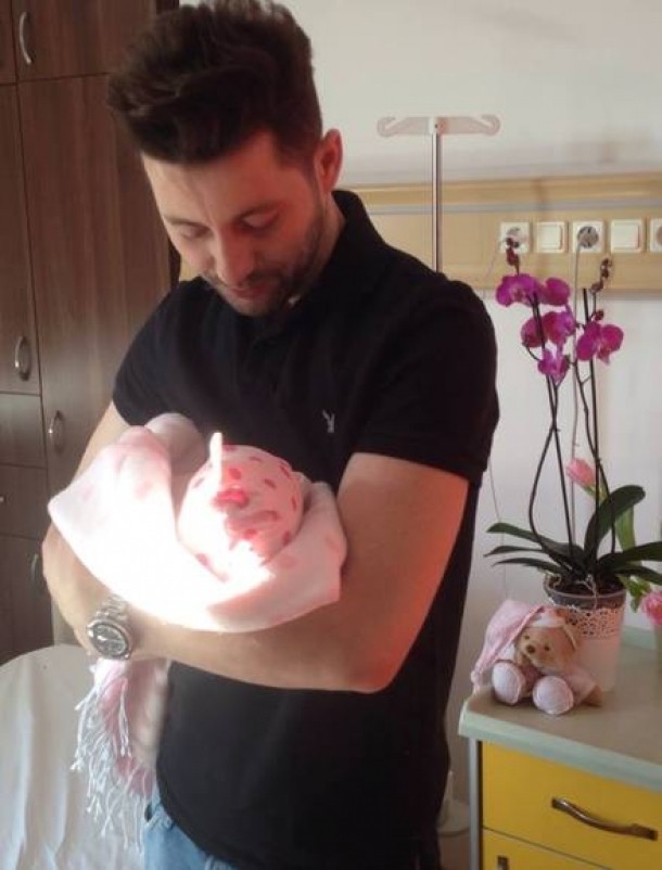 Adi Sina isi tine bebelusul in brate