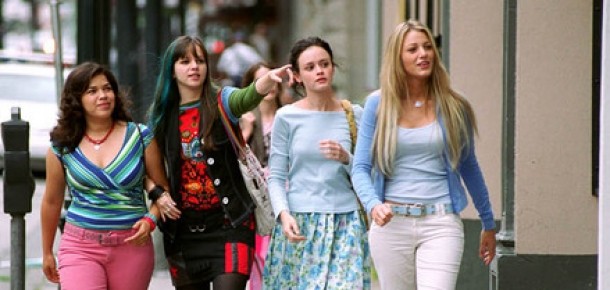 Patru prietene si o pereche de blugi