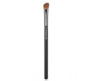 Pensula fard de ochi MAC
