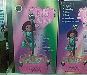 Papusa care danseaza la bara