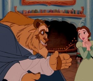 Bestia ii ofera in dar lui Belle biblioteca