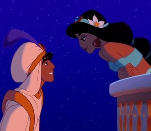 Aladdin se intinde pentru a primi un sarut de la printesa