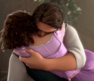 Flynn o salveaza pe Rapunzel si apoi ea il salveaza pe el