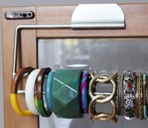 3.organizeaza bratarile folosind suportul pentru hartie igienica