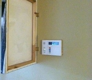 4. pune un tablou peste termostat