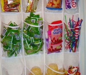 6. pune dulciurile intr-un organizator de pantofi