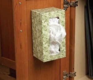 9. ca sa nu te mai deranjeze cutia cu servetele, lipeste-o de usa de la dulap