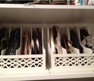 10. Foloseste suportul de scrisori al bunicii pe post de organizator de papuci de casa