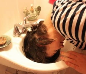 5. Spala repede parul in chiuveta