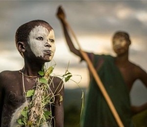 Un baiat dintr-un trib nomad din Etiopia