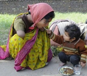 Un copil de 2 ani ii da de mancare mamei sale handicapate