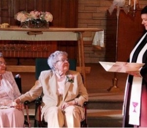 Un cuplu de lesbiene reuseste sa se casatoreasca la 72 de ani