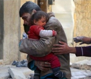 Un tanar isi scoate sora de sub daramaturile casei lor din Siria