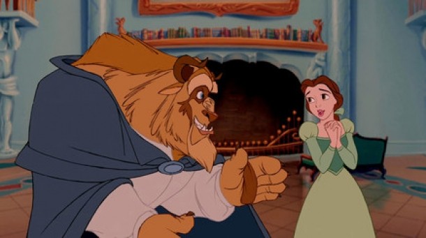 Bestia ii ofera in dar lui Belle biblioteca