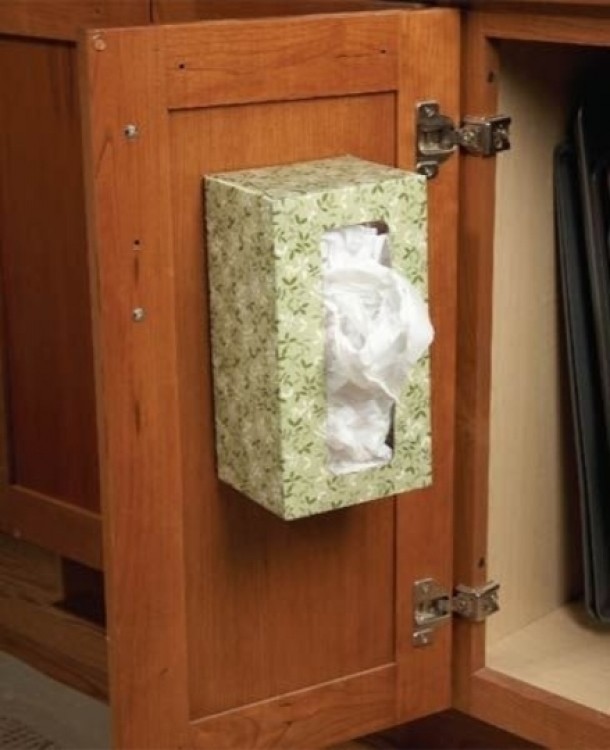 9. ca sa nu te mai deranjeze cutia cu servetele, lipeste-o de usa de la dulap