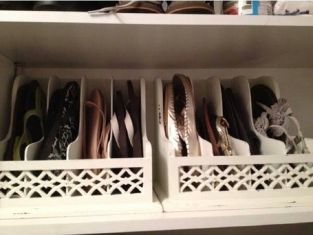 10. Foloseste suportul de scrisori al bunicii pe post de organizator de papuci de casa