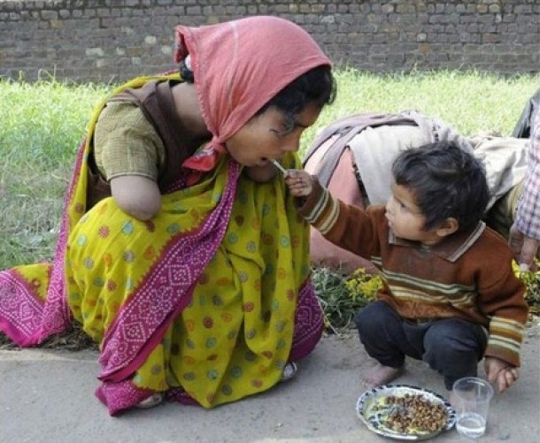 Un copil de 2 ani ii da de mancare mamei sale handicapate