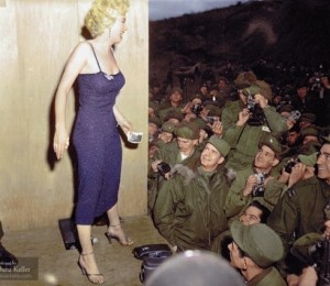 Marilyn Monroe presteaza in fata trupelor in 1954