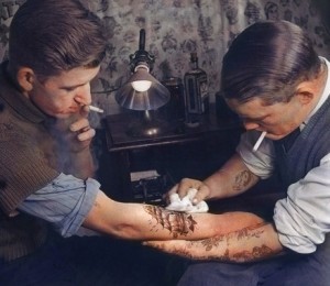 Salonul de tatuaje, 1920s.