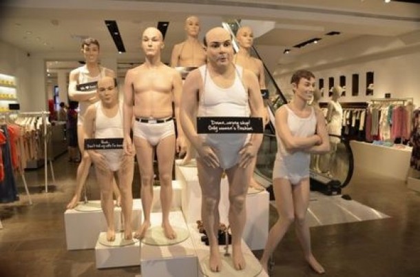 Tipii aceia infioratori - manechinele in chiloti