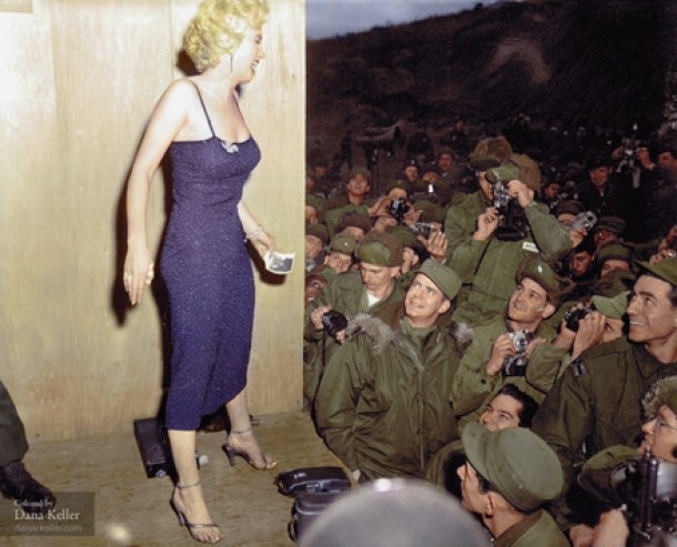 Marilyn Monroe presteaza in fata trupelor in 1954