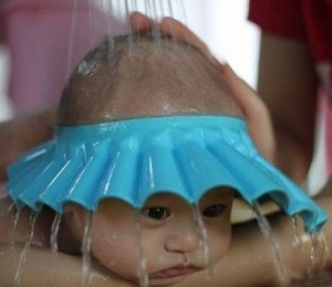 Casca pentru spalat bebelusii pe cap