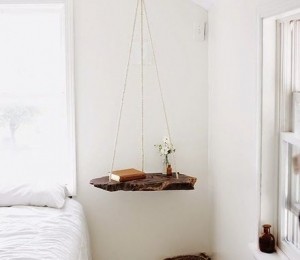 Raft atarnat de tavan