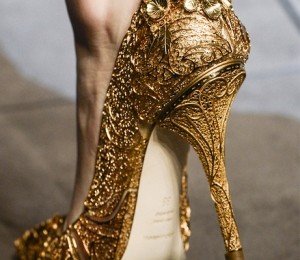 Pantofi cu elemente aurii in relief